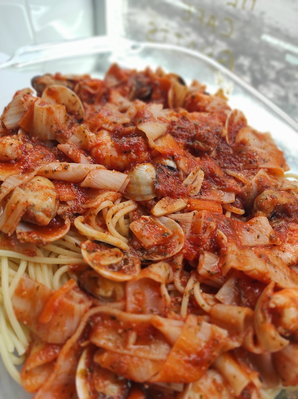 Plato de pasta con mariscos frescos y salsa de tomate
