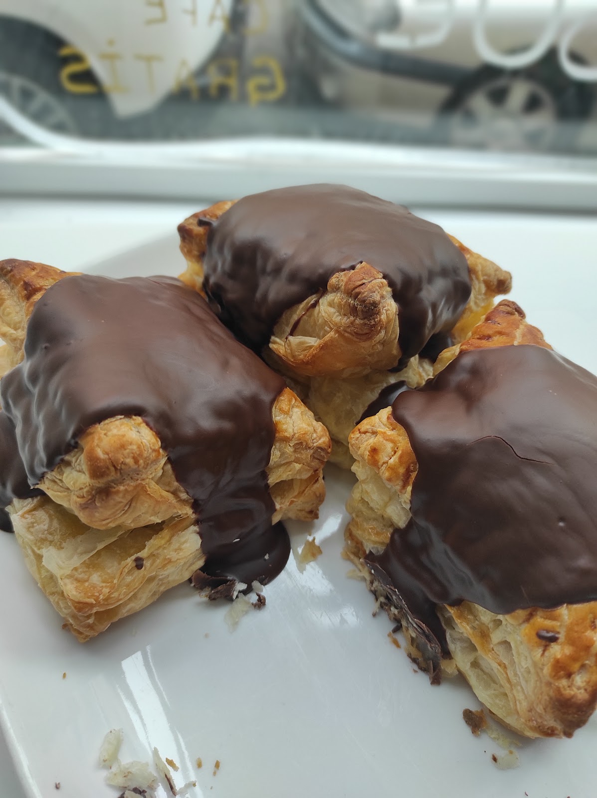 Pasteles de hojaldre caseros cubiertos con chocolate derretido