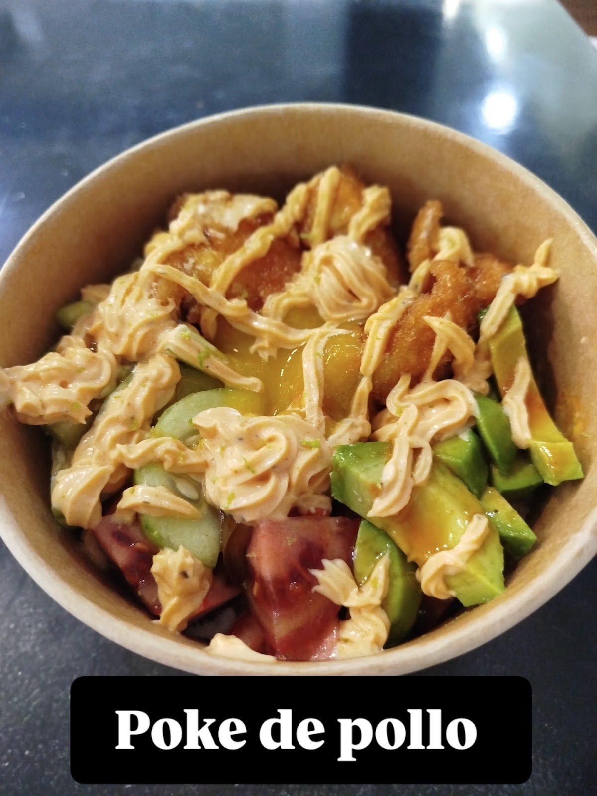 Tazón de poke de pollo con aguacate y tomates